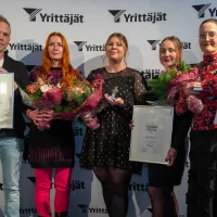 Vuoden 2025 Yrittäjäpalkintojen saajat. vas. Jaro Hyötyläinen & Henna Sandström (Kotkan Pika-Pesu), Marica Korhonen & Jenice Nykänen (Kotkan Leipä Oy), Kaisa Naakka (Vuoden Yksinyrittäjä)