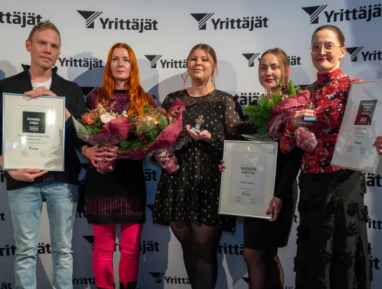 Vuoden 2025 Yrittäjäpalkintojen saajat. vas. Jaro Hyötyläinen & Henna Sandström (Kotkan Pika-Pesu), Marica Korhonen & Jenice Nykänen (Kotkan Leipä Oy), Kaisa Naakka (Vuoden Yksinyrittäjä)