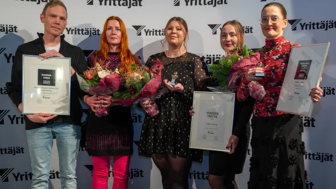 Vuoden 2025 Yrittäjäpalkintojen saajat. vas. Jaro Hyötyläinen & Henna Sandström (Kotkan Pika-Pesu), Marica Korhonen & Jenice Nykänen (Kotkan Leipä Oy), Kaisa Naakka (Vuoden Yksinyrittäjä)