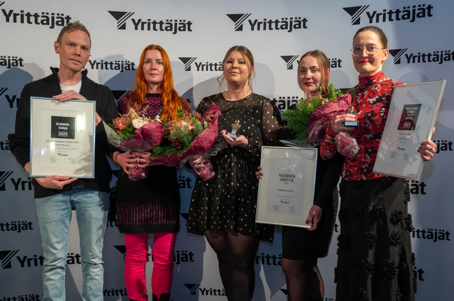 Vuoden 2025 Yrittäjäpalkintojen saajat. vas. Jaro Hyötyläinen & Henna Sandström (Kotkan Pika-Pesu), Marica Korhonen & Jenice Nykänen (Kotkan Leipä Oy), Kaisa Naakka (Vuoden Yksinyrittäjä)