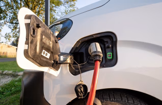 Yrittäjä ei vaihtaisi sähköpakettiautoa dieseliin, tässä syy