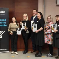 Palkitut luottamushenkilöt rivissä.