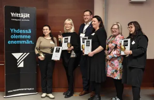 Palkitut luottamushenkilöt rivissä.