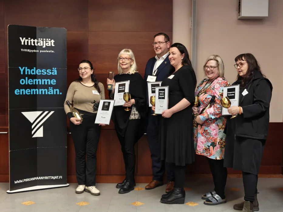 Palkitut luottamushenkilöt rivissä.