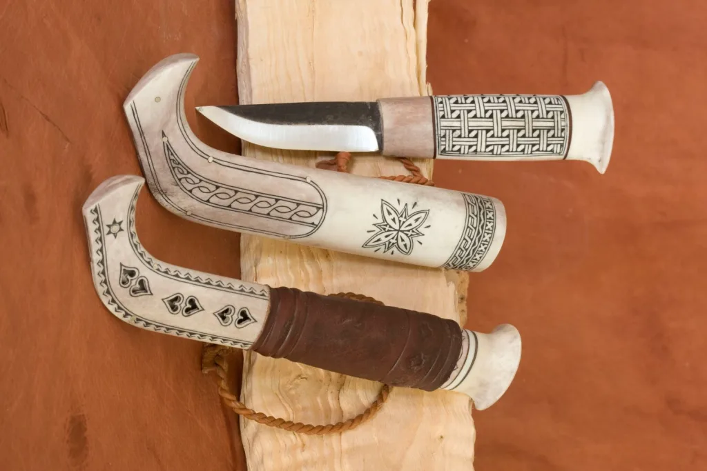 Ilmari Tapiola tunnetaan varsinkin näyttävistä puukoista.