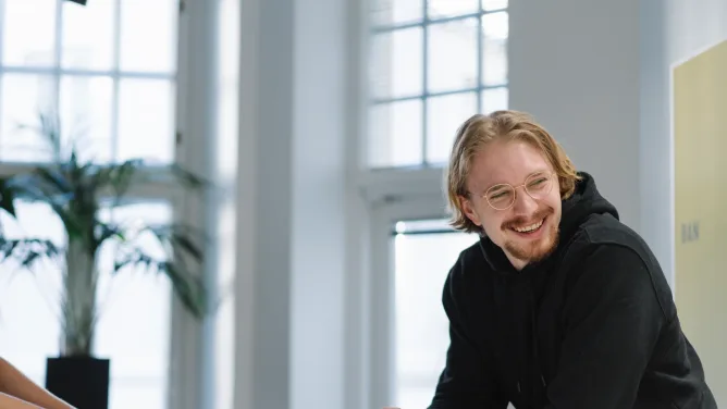 Yrittäjältä suorat sanat tekoälyn käytöstä somepostausten tekemiseen