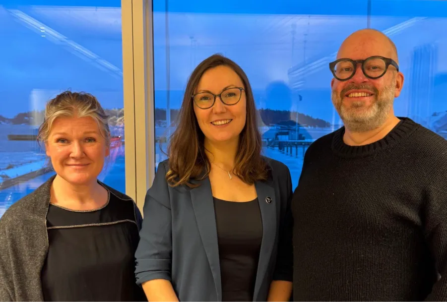 (vas.) Varapuheenjohtaja Sarianne Mäkelä, puheenjohtaja Annika Rautiainen ja varapuheenjohtaja Janne Puurunen. Kuva: Essi Tuokko. 