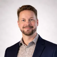 Hymyilevä Janne Hakala Parkanon Yrittäjien hallituksesta