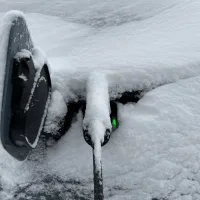 Huoltoalan yrittäjän mukaan sähköauto on kokonaisuutena hyvä talviauto.