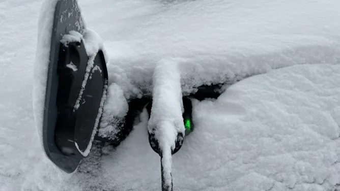 Huoltoalan yrittäjän mukaan sähköauto on kokonaisuutena hyvä talviauto.