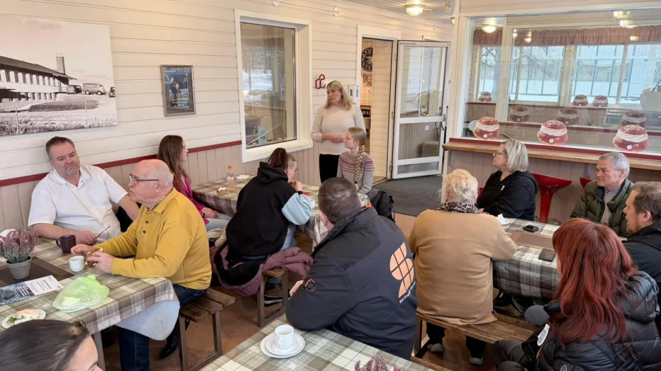 Etelä-Tampereen Yrittäjien aamukahvittelijoita