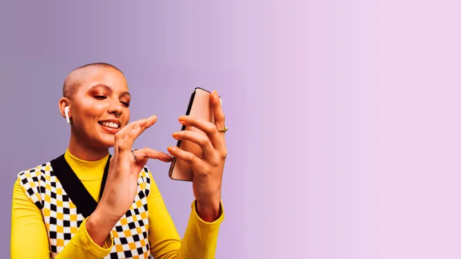 Nainen selaa puhelinta violetilla taustalla