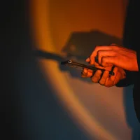 Tietokirjailija muistuttaa mobiilivarmenteen huolimattoman käytön riskeistä