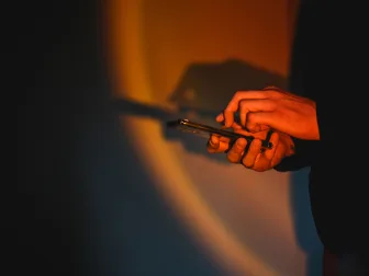 Tietokirjailija muistuttaa mobiilivarmenteen huolimattoman käytön riskeistä