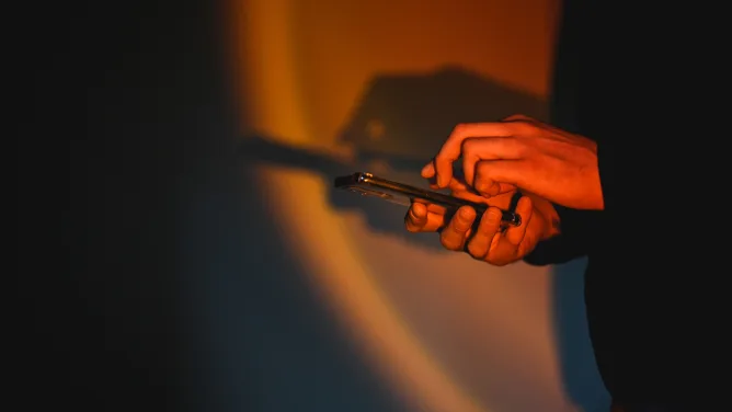 Tietokirjailija muistuttaa mobiilivarmenteen huolimattoman käytön riskeistä