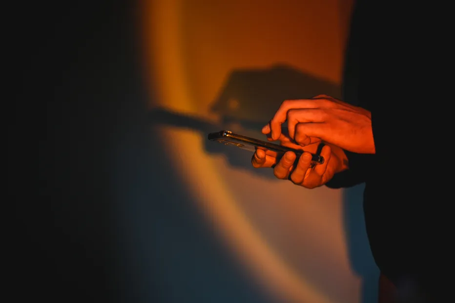 Tietokirjailija muistuttaa mobiilivarmenteen huolimattoman käytön riskeistä