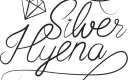 Silver Hyena -teksti logo, kirjoitettu kaunolla ja koristeena timantti