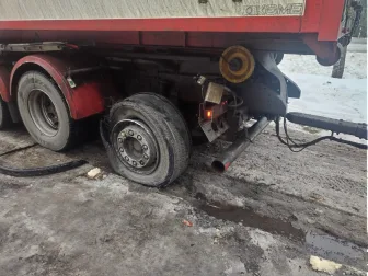 Yrittäjän rekan rengas räjähti, manaa kasitien kuntoa