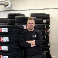 Rengasalan yrittäjä kertoo, mitä renkaita asiakkaat nyt tiirailevat