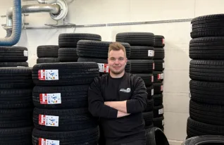 Rengasalan yrittäjä kertoo, mitä renkaita asiakkaat nyt tiirailevat