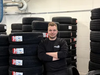 Rengasalan yrittäjä kertoo, mitä renkaita asiakkaat nyt tiirailevat