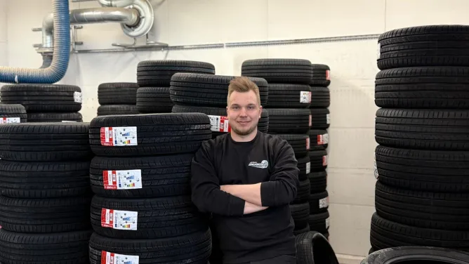 Rengasalan yrittäjä kertoo, mitä renkaita asiakkaat nyt tiirailevat