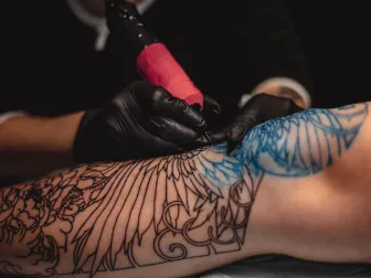 Eläkkeellä oleva Markku Haarala päätti palata takaisin tatuointiyrittäjäksi