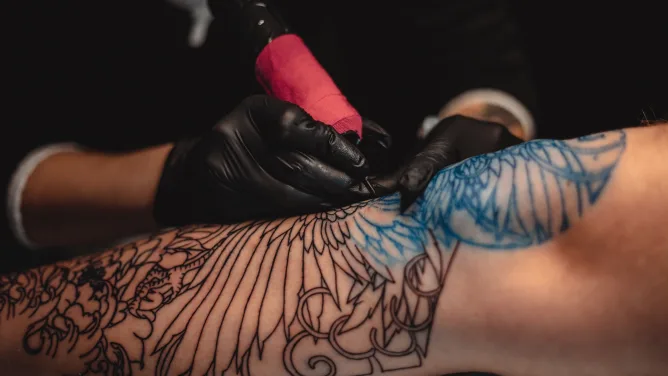 Eläkkeellä oleva Markku Haarala päätti palata takaisin tatuointiyrittäjäksi