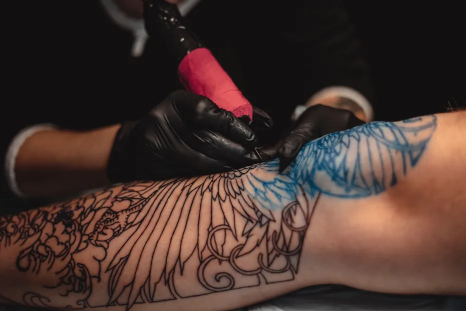 Eläkkeellä oleva Markku Haarala päätti palata takaisin tatuointiyrittäjäksi