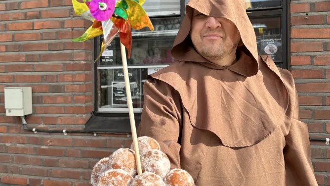 Helsinkiläisleipomossa paistetaan 15 000 munkkia vappupäivänä