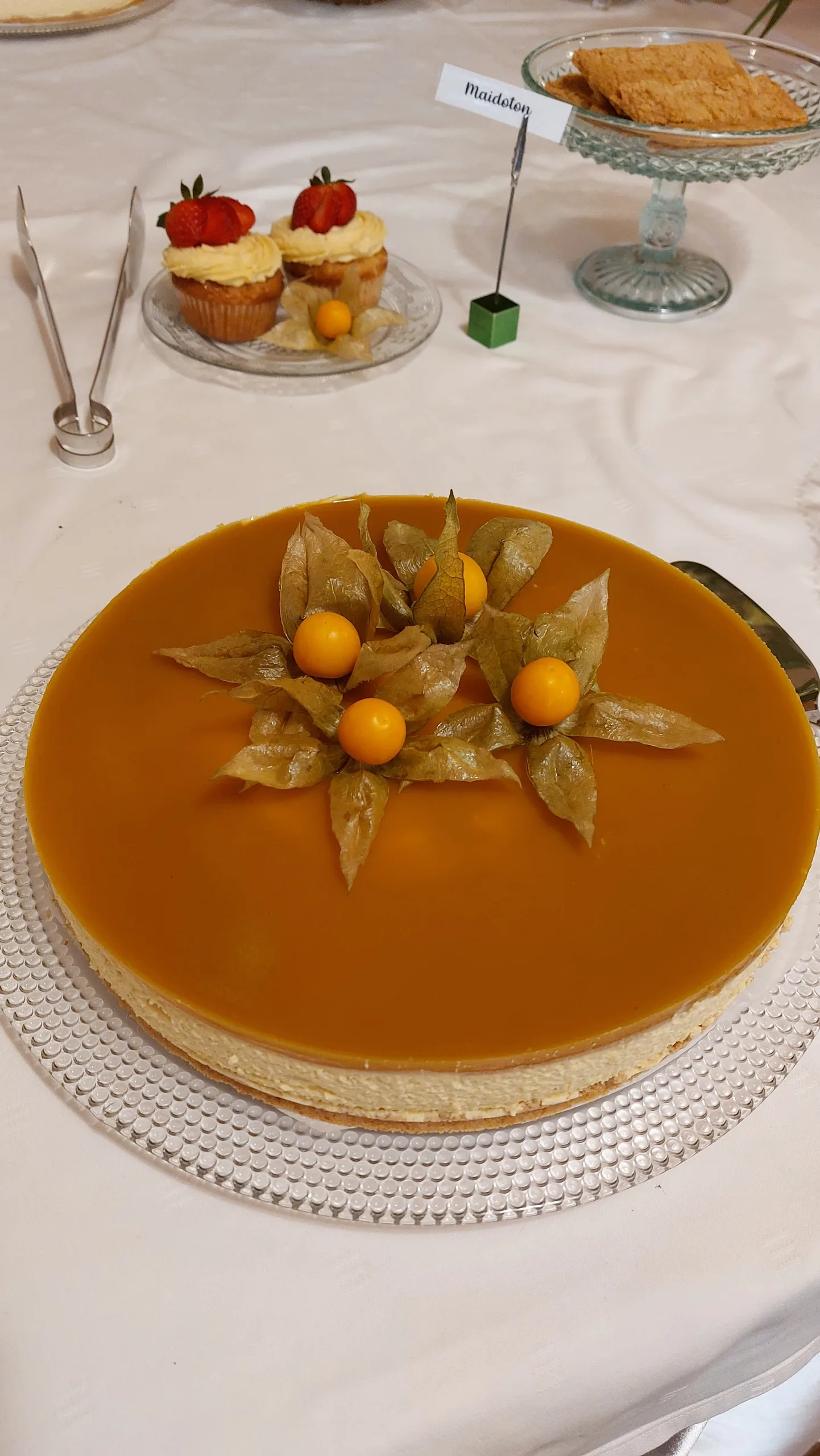 Susannan mango-juustokakku, päällä hedelmiä