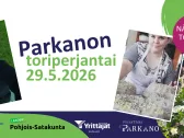 Parkanon toriperjantai 29.5.2026 -mainos. Vaalealla taustalla vihreä ja tummansininen ilme. Mainoksessa kuvia toritunnelmasta, kukista, käsityöstä ja punatukkaisesta naisesta. Teksti: 'Parkanon toriperjantai 29.5.2026' sekä pinkissä ympyrässä 'Nähdään torilla!'. Alareunassa EU:n osarahoituksen, Leader Pohjois-Satakunnan, Parkanon Yrittäjien ja Pysäyttävä Parkano -logot.