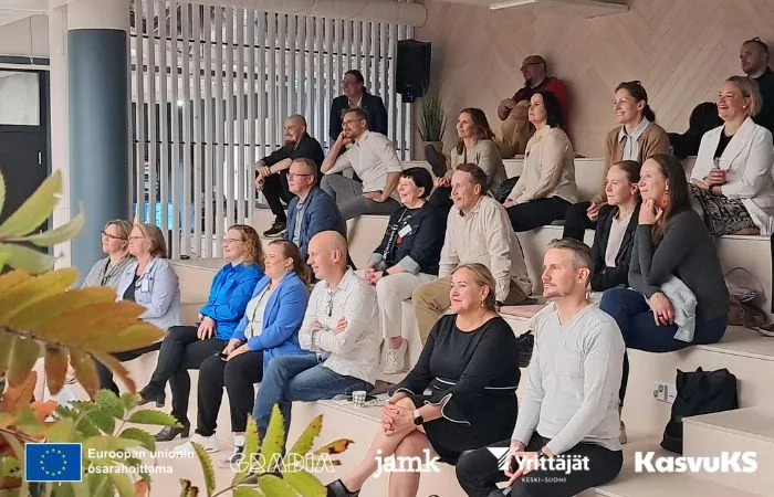 Kasvua kaiken keskellä yleisö.