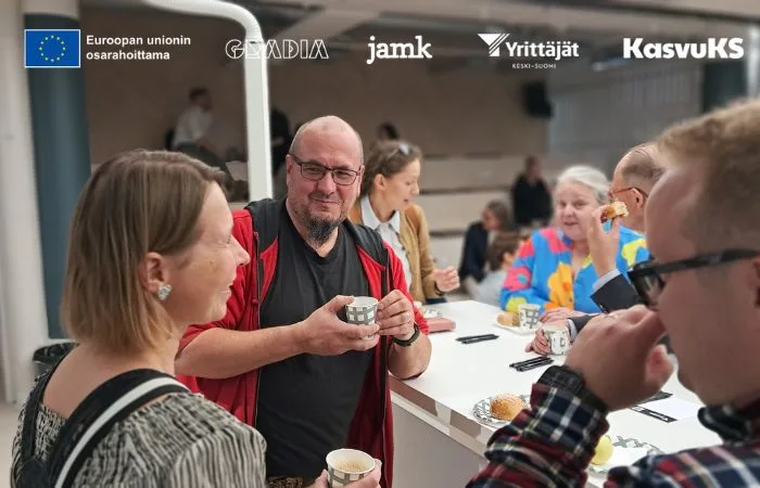 Kasvua kaiken keskellä yleisö.