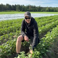 Eemeli Sipilä myy perunoita kontista ympäri vuorokauden