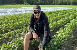 Eemeli Sipilä myy perunoita kontista ympäri vuorokauden