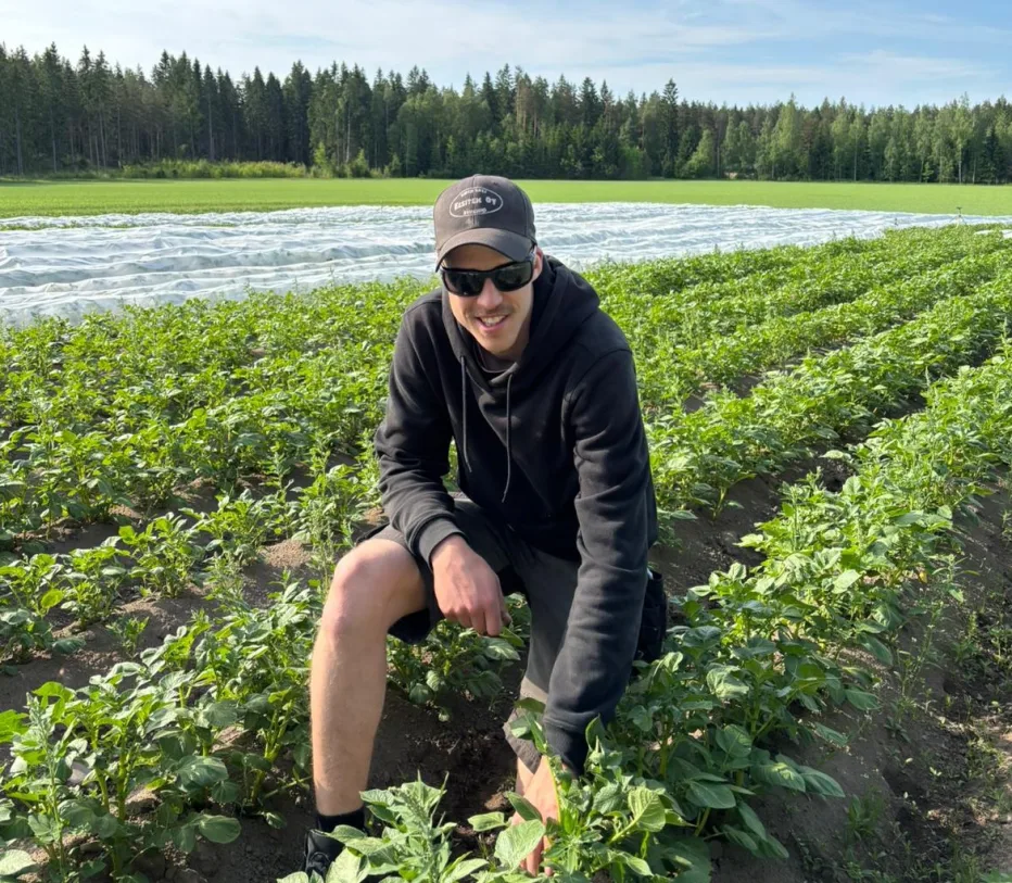Eemeli Sipilä myy perunoita kontista ympäri vuorokauden