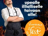 Santeri Vuosara nauraa odottaen pääsevänsä valmistamaan Viinikkalafestin illallista. Tervetulotoivotusteksti sekä Viinikkalafestin logo.