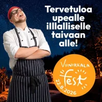 Santeri Vuosara nauraa odottaen pääsevänsä valmistamaan Viinikkalafestin illallista. Tervetulotoivotusteksti sekä Viinikkalafestin logo.