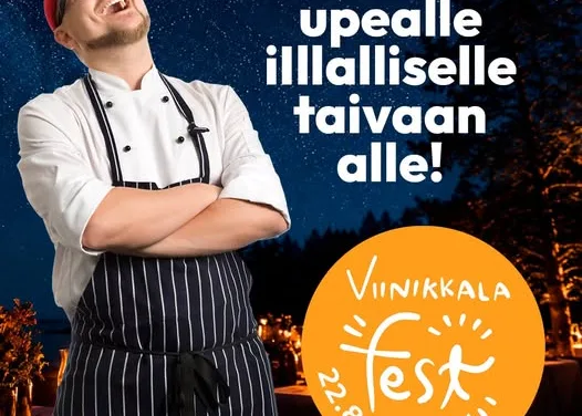 Santeri Vuosara nauraa odottaen pääsevänsä valmistamaan Viinikkalafestin illallista. Tervetulotoivotusteksti sekä Viinikkalafestin logo.