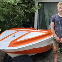 16-vuotias Akseli Hinkkala opetteli veneiden kunnostuksen ja saa nyt kehuja työnsä jäljestä