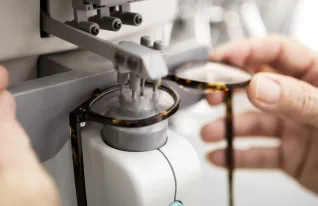 83-vuotias optikkoalan yrittäjä kertoo, mikä pitää liikkeen hengissä