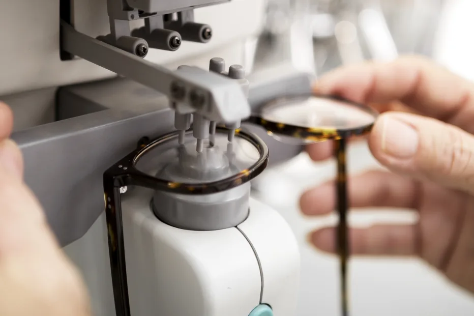 83-vuotias optikkoalan yrittäjä kertoo, mikä pitää liikkeen hengissä