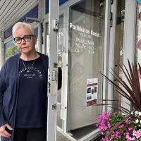Yrittäjä Hilkka Myllylä on pyörittänyt kenkäkauppaa Parikkalassa 30 vuotta