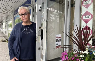 Yrittäjä Hilkka Myllylä on pyörittänyt kenkäkauppaa Parikkalassa 30 vuotta
