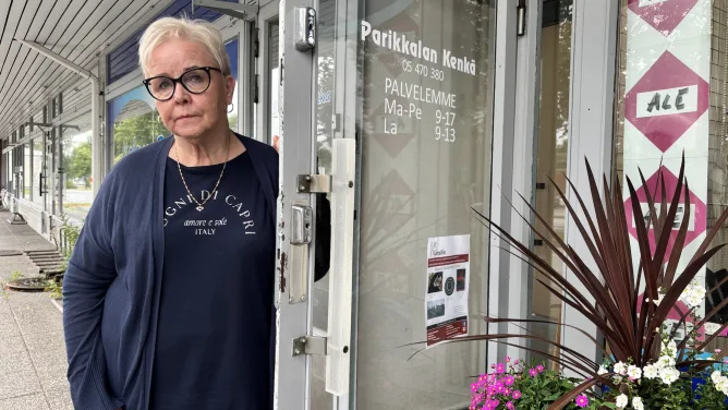 Yrittäjä Hilkka Myllylä on pyörittänyt kenkäkauppaa Parikkalassa 30 vuotta