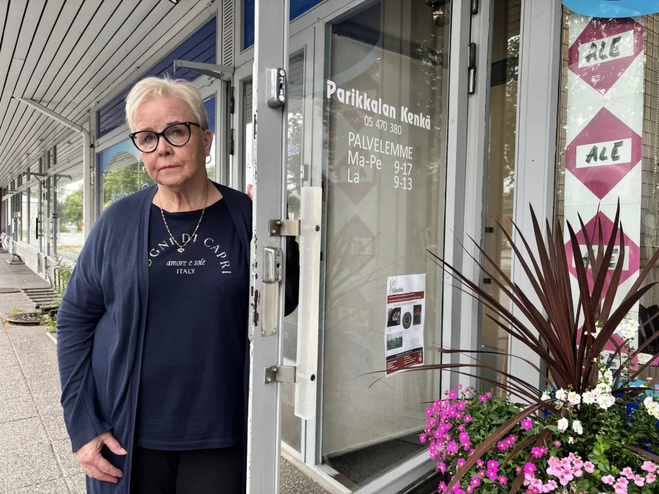 Yrittäjä Hilkka Myllylä on pyörittänyt kenkäkauppaa Parikkalassa 30 vuotta