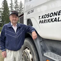 90-vuotias yksinyrittäjä Terho Kosonen ajaa edelleen kuorma-autoa