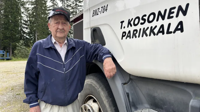 90-vuotias yksinyrittäjä Terho Kosonen ajaa edelleen kuorma-autoa