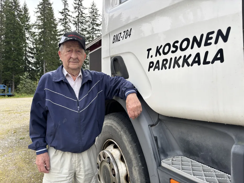 90-vuotias yksinyrittäjä Terho Kosonen ajaa edelleen kuorma-autoa